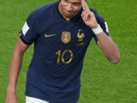 黑白体育-包含JackeyLove回归赛场，出色防守首场状态亮眼，法国队观众沸腾！的词条